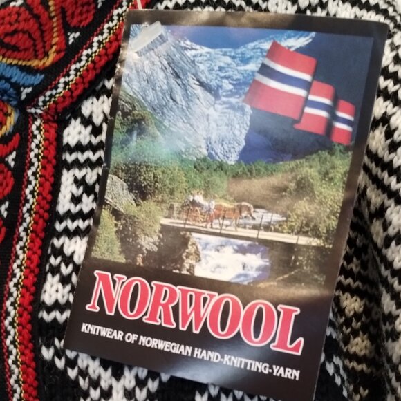 Norwool of Norway 100% Wool Embroidered Sweater Size M NWT - Picture 9 of 9